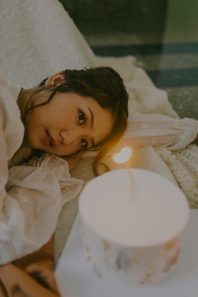 A client relaxing by candlelight at AURA